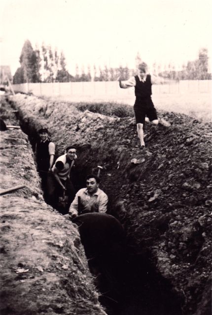 Een diepe lange sleuf zodat onze pa van bij ons thuis naar het café kon sluipen en zijn schoonmoeder niet zag dat hij haar huis passeerde zonder een goede dag te komen zeggen.